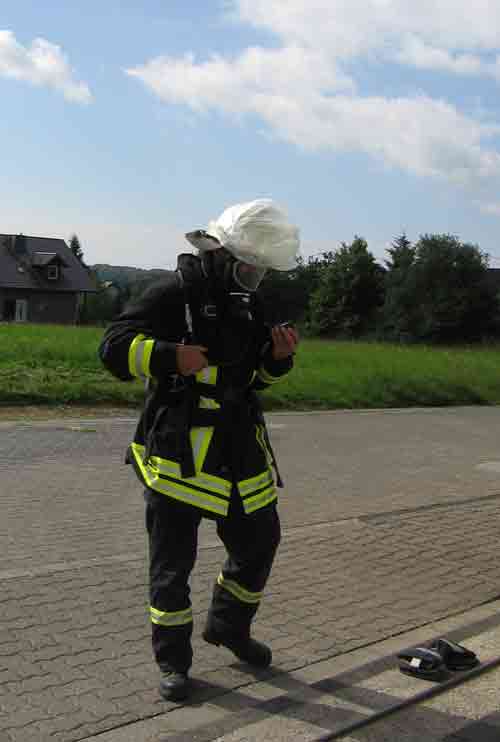 Truppmann unter PA auf dem Weg in den Einsatz