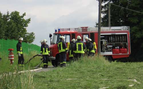 LF an der Einsatzstelle, Trupp rstet sich mit PA aus