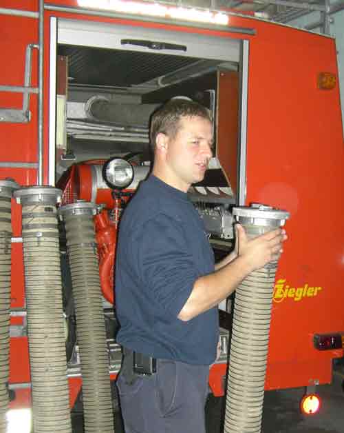 Feuerwehrmann beim Fetten der Kupplung