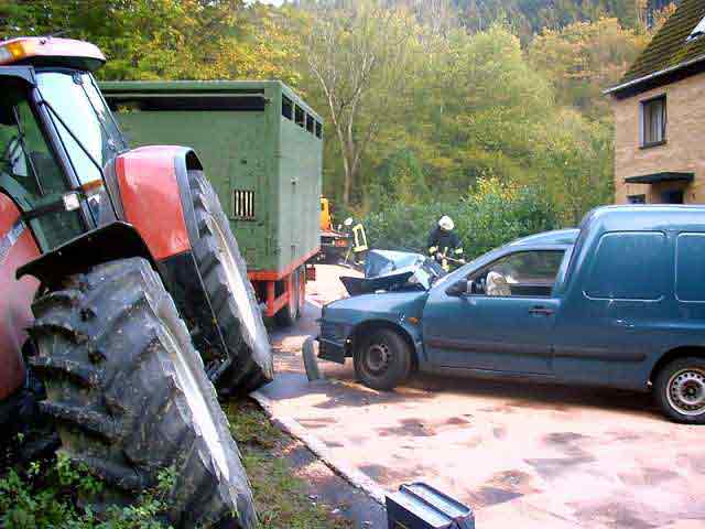 Bild eines abgewickelten Unfalls zwischen Traktor und PKW